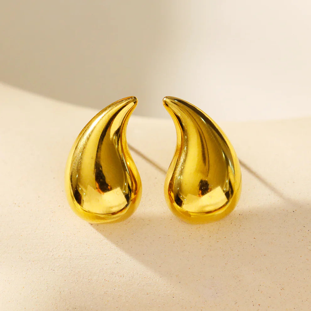 Glow in Gold: Luxurious Gold Hue from the Pure 18 Karat Gold Layering Annis Earrings