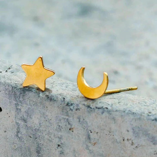 Glow in Gold: Luxurious Gold Hue from the Pure 18 Karat Gold Dipping Midnight Stud Earrings