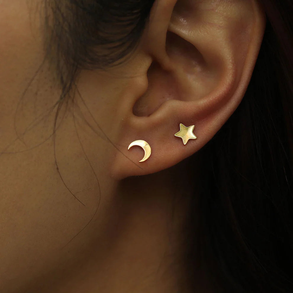 Glow in Gold: Luxurious Gold Hue from the Pure 18 Karat Gold Dipping Midnight Stud Earrings
