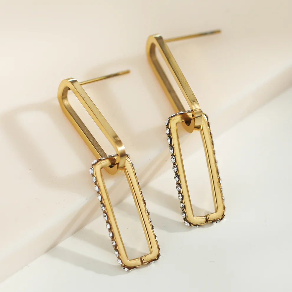 Glow in Gold: Luxurious Gold Hue from the Pure 18 Karat Gold Dipping Luciana Earrings