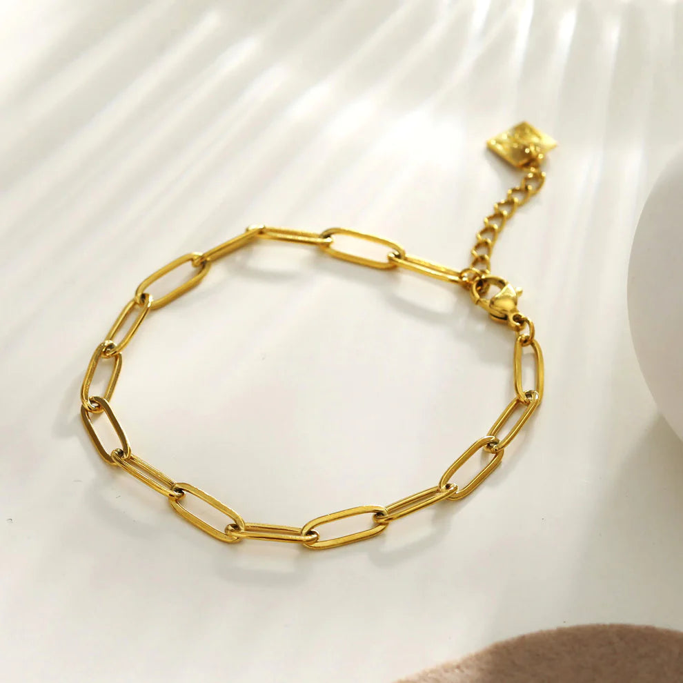 Glow in Gold: Luxurious Gold Hue from the Pure 18 Karat Gold Layer Hakila Bracelet