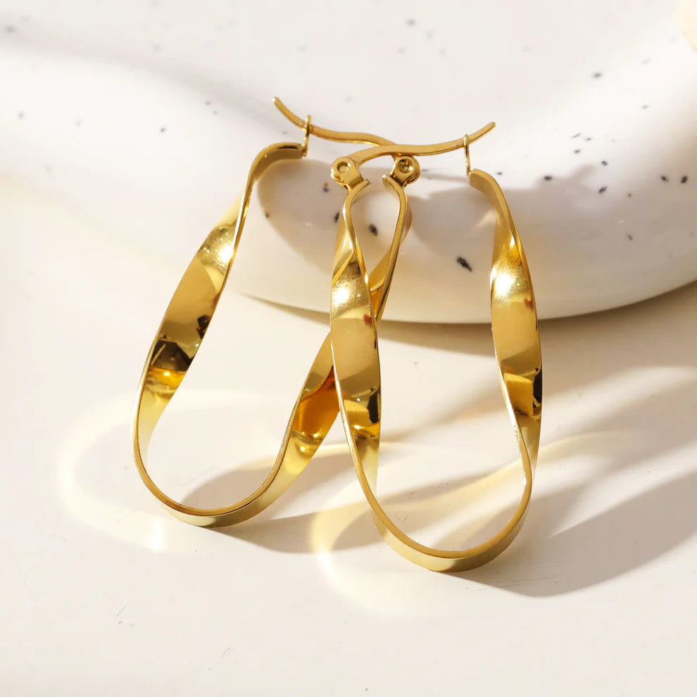 Glow in Gold; Luxurious Gold Hue from the Pure 18 Karat Gold Layering Gisela Earrings