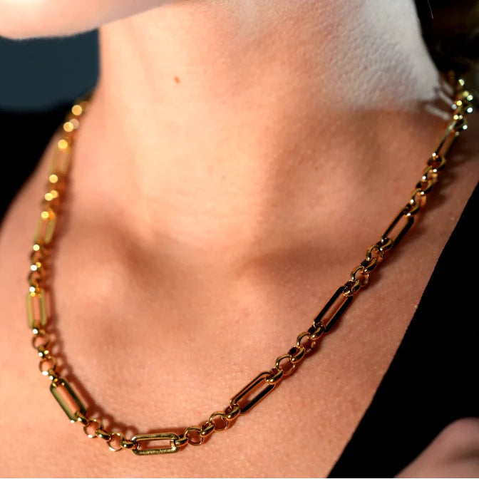 Luxurious Gold Hue from the Pure 18 Karat Gold Layer Valence Necklace