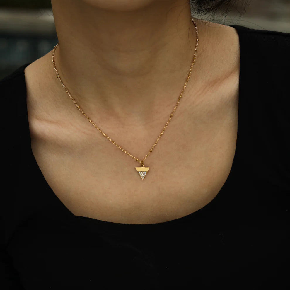 Luxurious Gold Hue from the Pure 18 Karat Gold Layer Urika Necklace