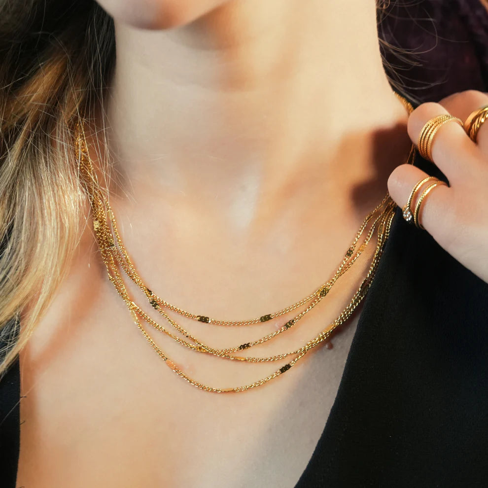 Glow in Gold: Luxurious Gold Hue from the Pure 18 Karat Gold Layer Moria Necklace