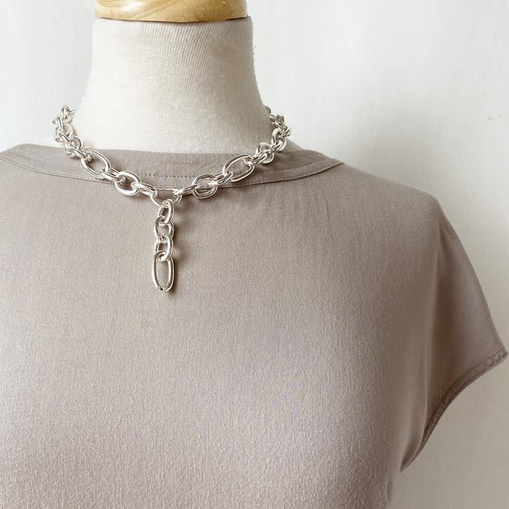 Caracol jewelry featuring a single layer link necklace with shiny finish